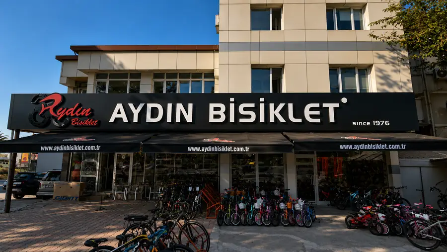 Bursa Osmangazi Bağlarbaşı Aydın Bisiklet: siyah kompozit cephe ve beyaz kutu harf