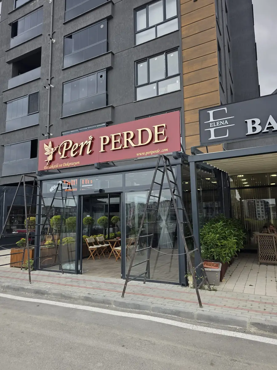 Alüminyum kompozit cephe kaplamasında panel birleşim detayı