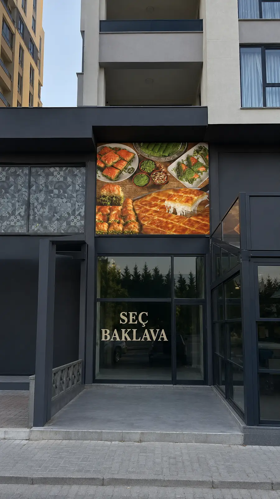 Bursa Nilüfer Seç Baklava: siyah çerçeveli cephe panelinde ürün görselli dijital baskı