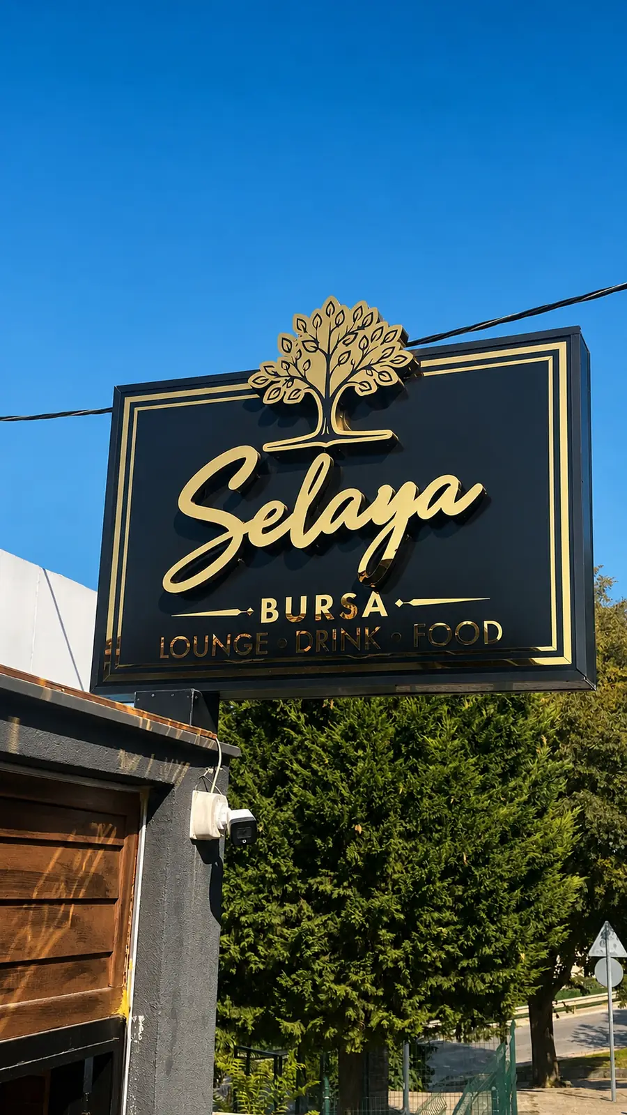 Bursa Osmangazi Çekirge Selaya: siyah kasalı, gold görünümlü cephe tabelası